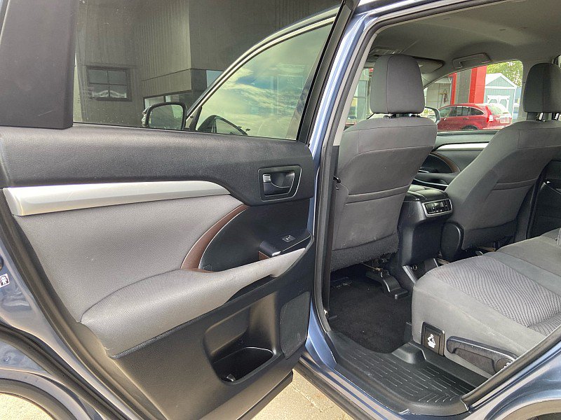 Used 2016 Toyota Highlander LE FWD image 7