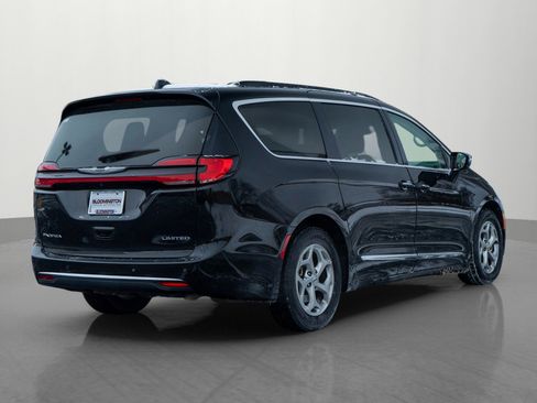 Used 2023 Chrysler Pacifica Limited image 7