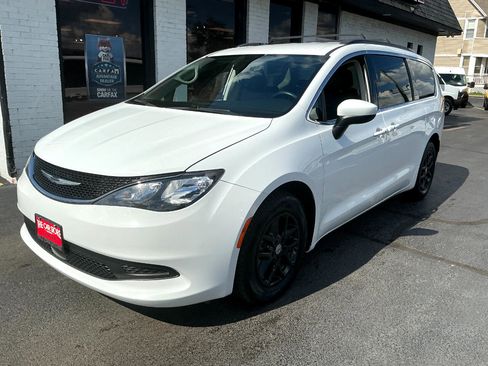 Used 2021 Chrysler Voyager Lxi image 2