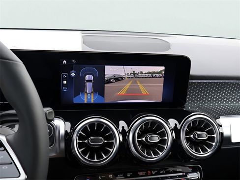 New 2025 Mercedes-Benz GLB 250 4MATIC image 24