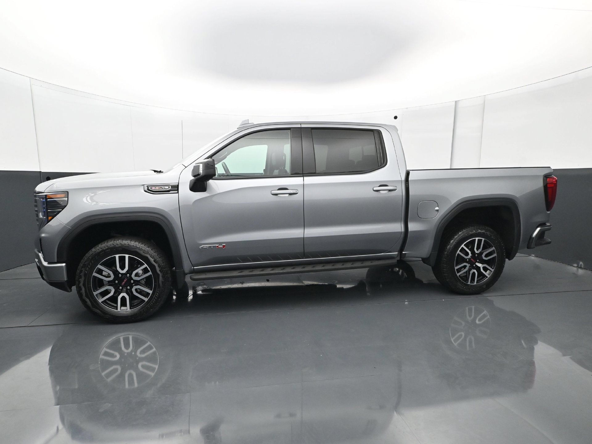 Used 2024 GMC Sierra 1500 AT4 w/ Technology Package AWD/4WD image 3
