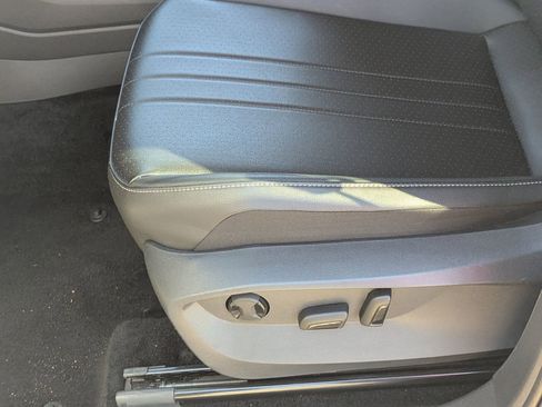 Used 2024 Volkswagen Tiguan SE image 19