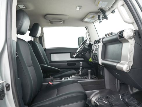 Used 2011 Toyota FJ Cruiser 4WD w/ Upgrade Pkg image 11