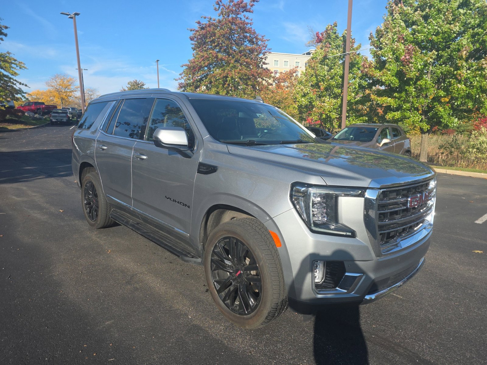 Used 2023 GMC Yukon SLT w/ SLT Premium Package AWD/4WD image 3