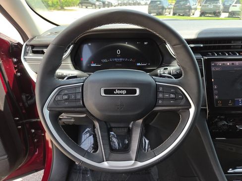 Used 2023 Jeep Grand Cherokee Limited w/ Black Appearance Package AWD/4WD image 33