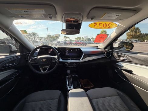 Used 2025 Chevrolet Trax LT w/ Driver Confidence Package FWD image 24