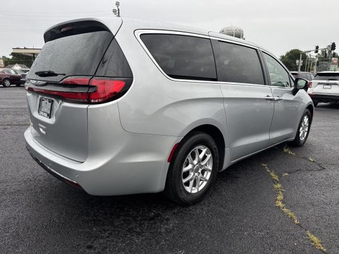 Used 2023 Chrysler Pacifica Touring-L FWD image 11