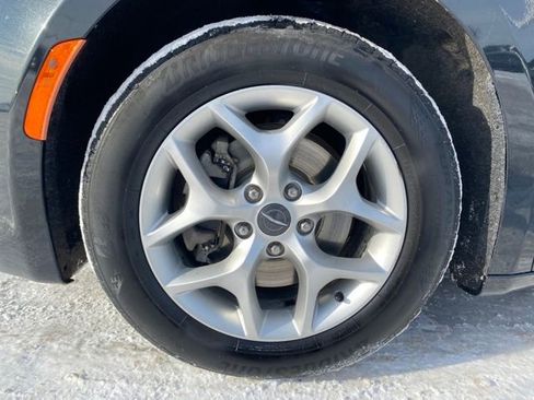 Used 2019 Chrysler Pacifica Limited image 25