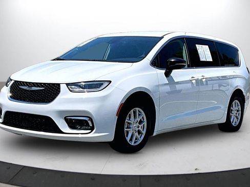 Used 2024 Chrysler Pacifica Touring-L FWD image 4
