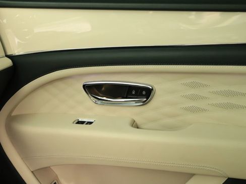 Used 2023 Bentley Bentayga Extended Wheelbase AWD/4WD image 31