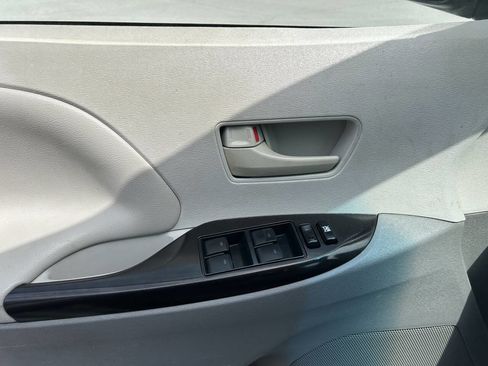 Used 2013 Toyota Sienna L image 23