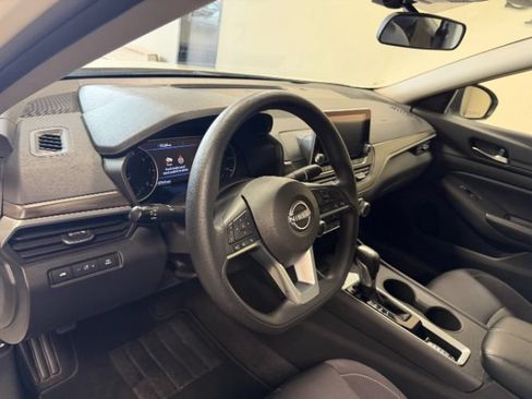 Used 2025 Nissan Altima 2.5 SV FWD image 13