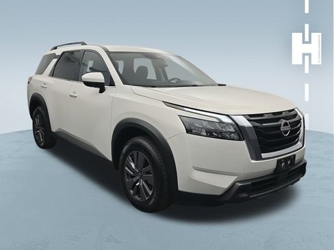 Used 2025 Nissan Pathfinder SV image 1