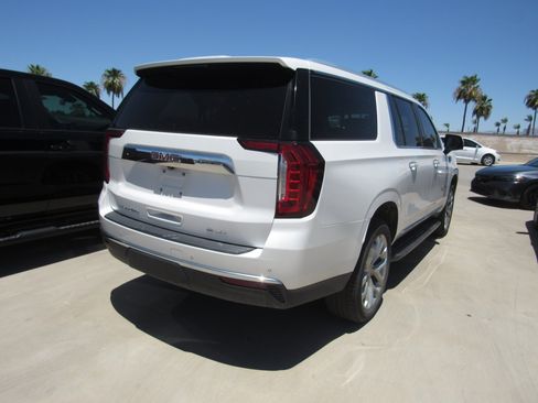 Used 2021 GMC Yukon XL SLT w/ SLT Premium Package AWD/4WD image 3