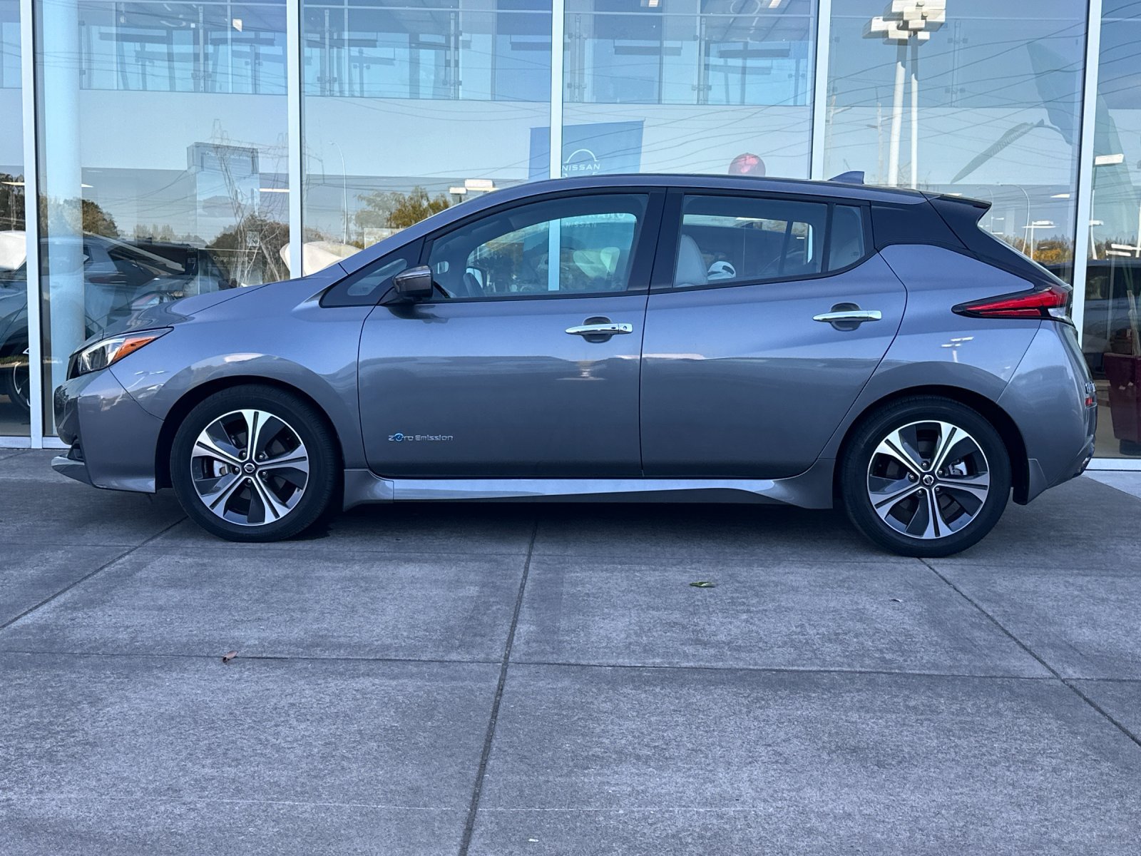 Used 2018 Nissan Leaf SL w/ SL Technology Package FWD image 6