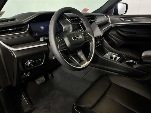 Used 2024 Jeep Grand Cherokee Limited w/ Luxury Tech Group II image 22