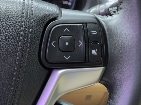 Used 2016 Toyota Highlander XLE AWD/4WD image 32