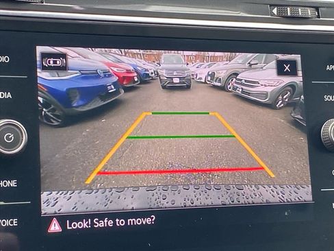 Used 2022 Volkswagen Tiguan SE image 16