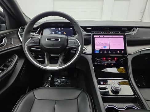 Used 2025 Jeep Grand Cherokee Limited image 17