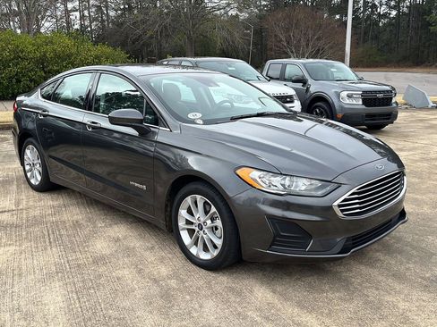 Used 2019 Ford Fusion SE image 3