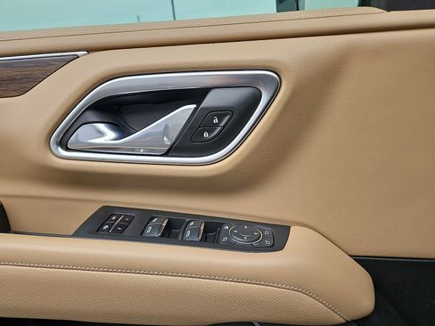 Used 2021 Chevrolet Tahoe Premier w/ Premium Package image 18