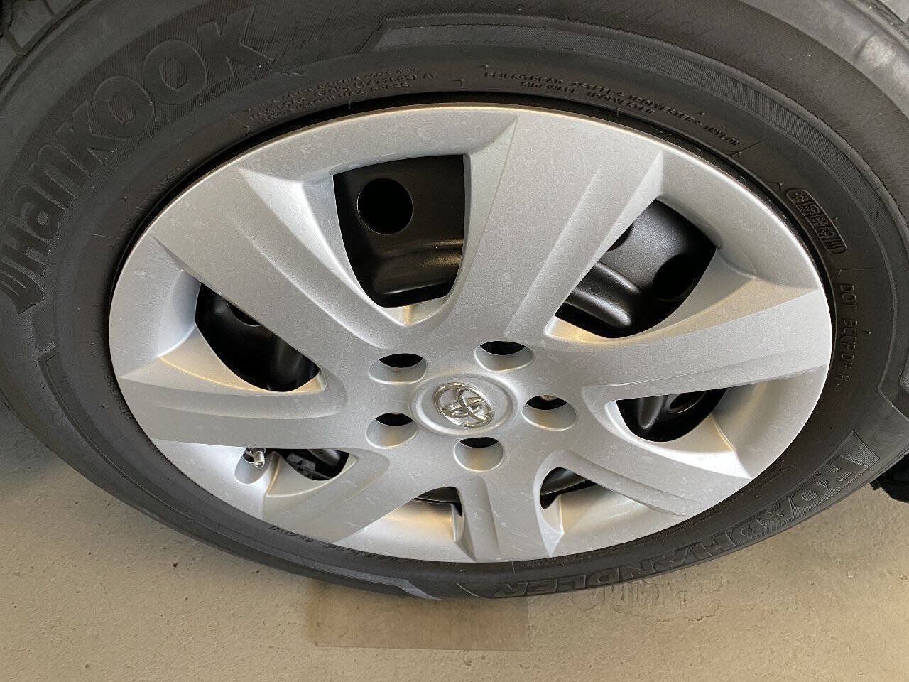 Used 2011 Toyota Camry LE FWD image 8