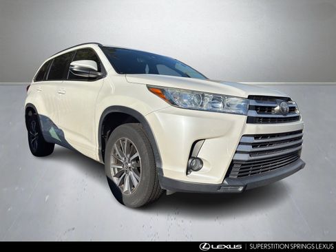 Used 2017 Toyota Highlander XLE image 2