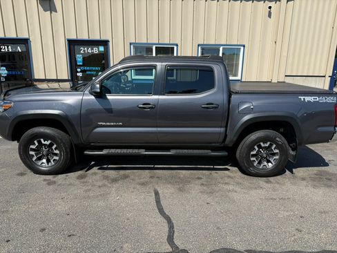 Used 2017 Toyota Tacoma TRD Off-Road w/ Tow Package (A/T) AWD/4WD image 3