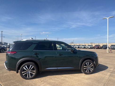 Used 2025 Nissan Pathfinder Platinum image 26