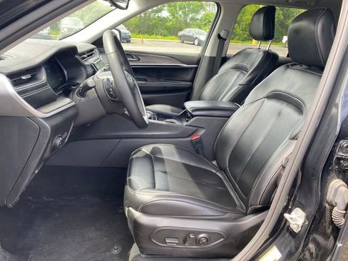 Used 2023 Jeep Grand Cherokee Limited AWD/4WD image 16