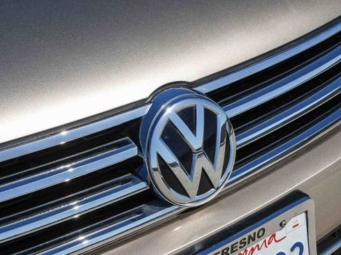 Used 2016 Volkswagen Touareg TDI image 11