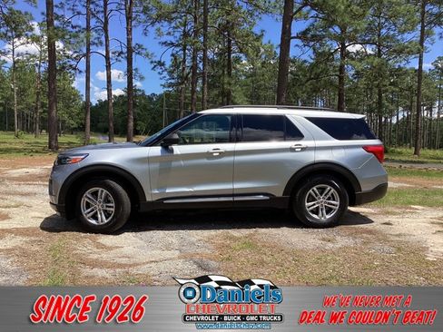 Used 2020 Ford Explorer XLT w/ Class III Trailer Tow Package image 1