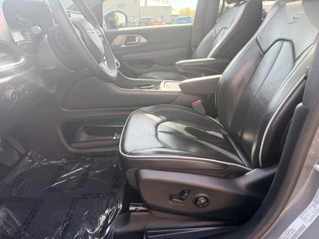 Used 2025 Chrysler Pacifica Limited FWD image 32