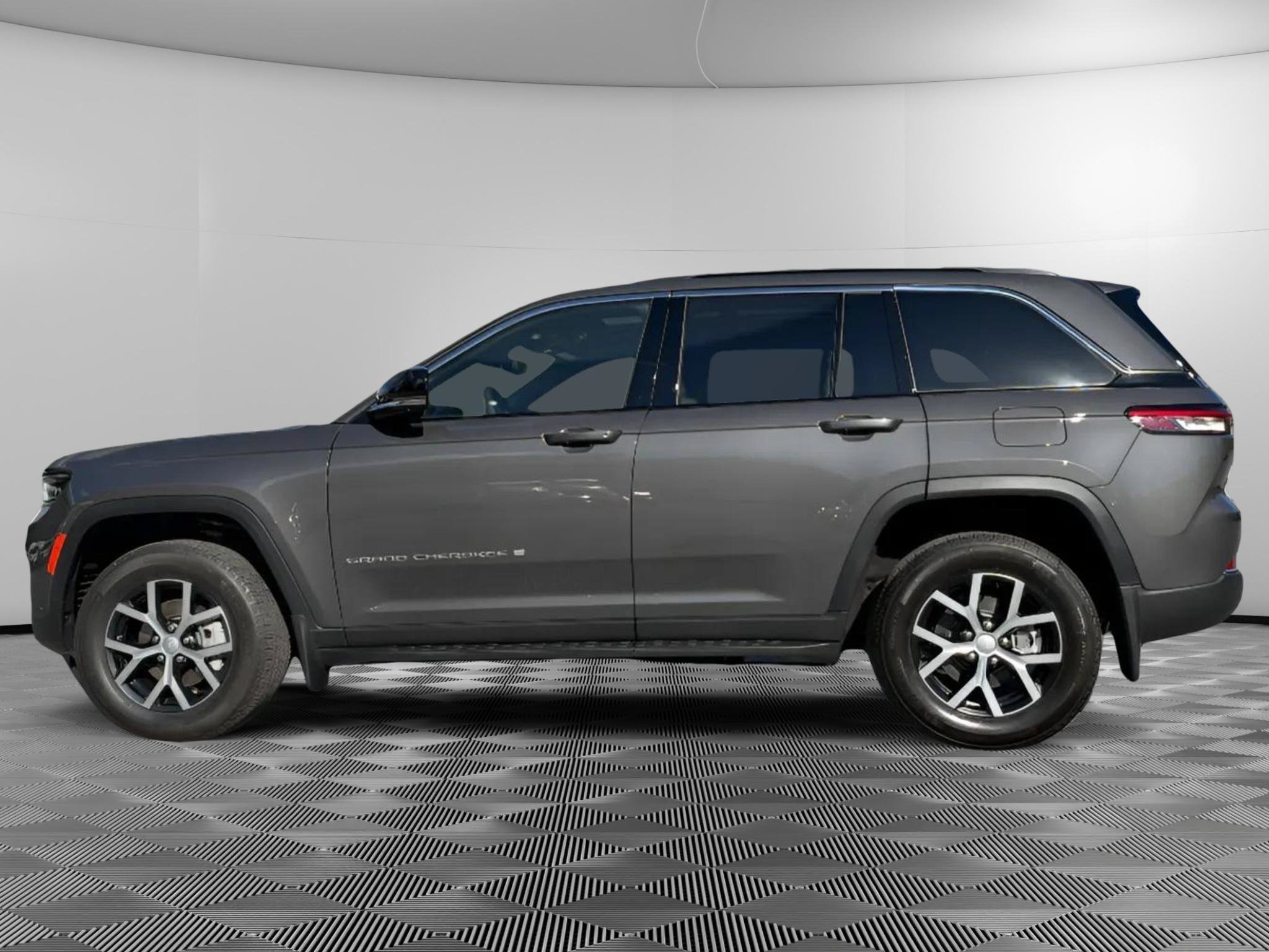 Used 2025 Jeep Grand Cherokee Limited w/ Luxury Tech Group II AWD/4WD image 5