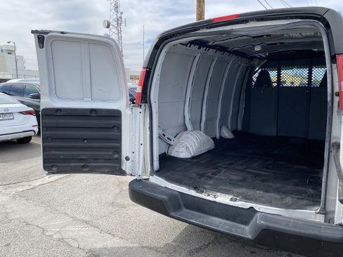 Used 2017 Chevrolet Express 2500 RWD image 17