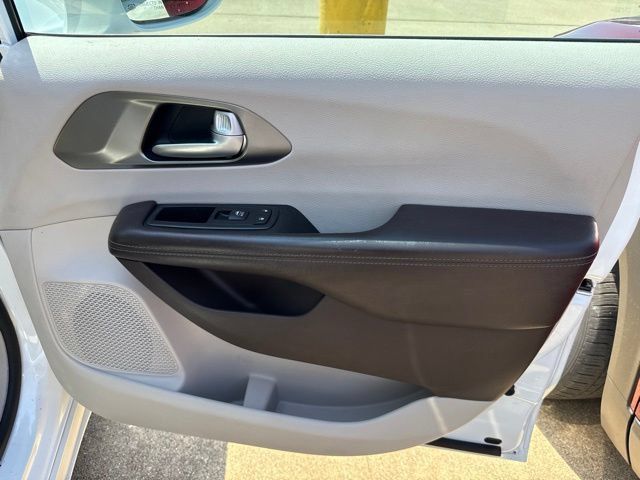 Used 2017 Chrysler Pacifica Touring-L Plus FWD image 13