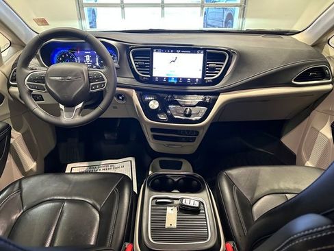 Used 2022 Chrysler Pacifica Touring-L AWD/4WD image 8