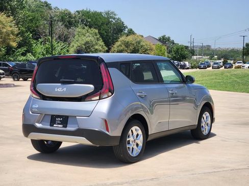 Used 2025 Kia Soul LX w/ LX Technology Package FWD image 7