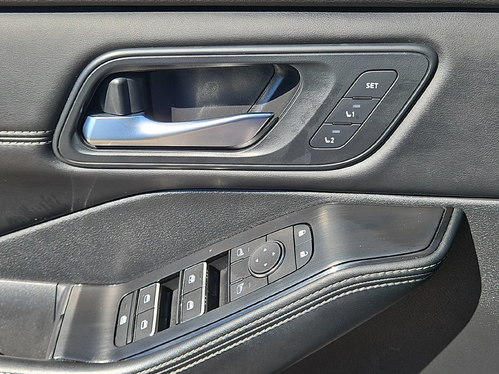 Used 2025 Nissan Rogue SL w/ SL Premium Package FWD image 13
