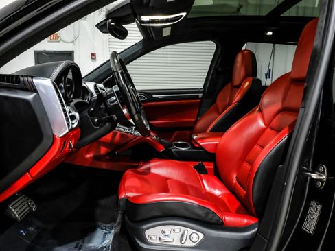 Used 2016 Porsche Cayenne Turbo S image 14