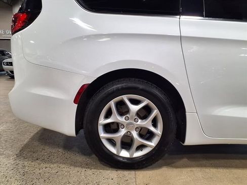 Used 2018 Chrysler Pacifica Touring Plus w/ Tire & Wheel Group image 8