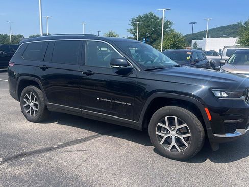Used 2023 Jeep Grand Cherokee L Limited AWD/4WD image 2