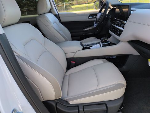 New 2026 Nissan Pathfinder SL FWD image 32