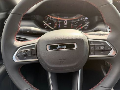 Used 2025 Jeep Compass Trailhawk image 27