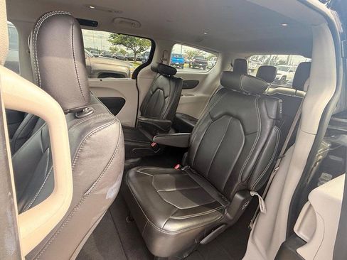 Used 2023 Chrysler Pacifica Touring-L FWD image 11
