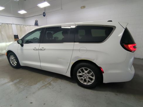 Certified 2024 Chrysler Pacifica Touring-L image 9