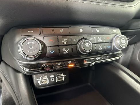 Used 2023 Dodge Durango SXT image 9