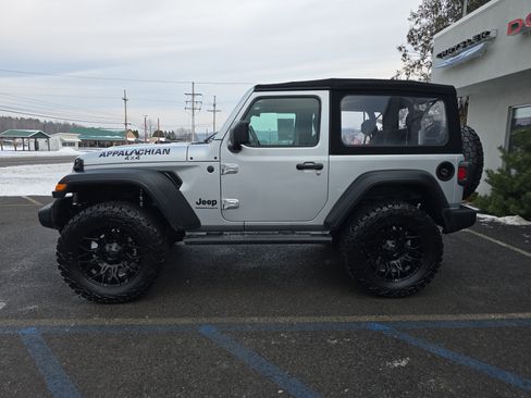 Used 2024 Jeep Wrangler Sport image 7