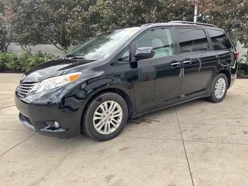 Used 2017 Toyota Sienna XLE FWD image 3