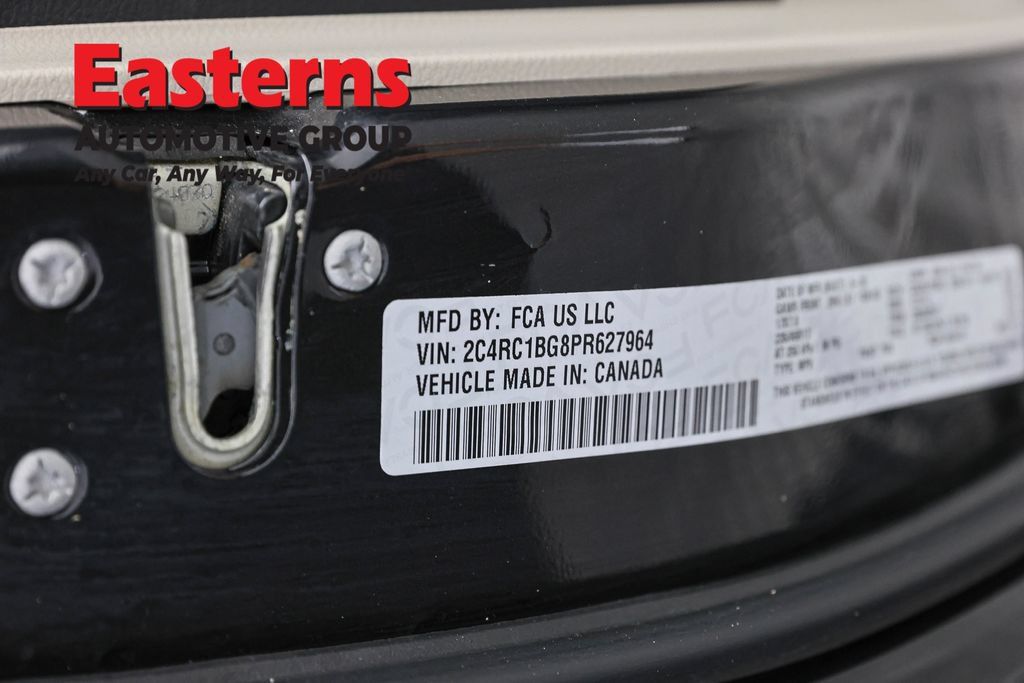 Used 2023 Chrysler Pacifica Touring-L FWD image 38